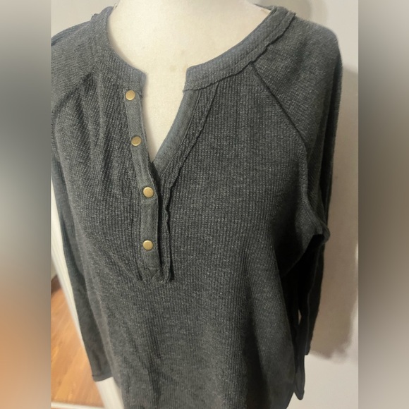 UMGEE Womans Medium Gray Thermal Waffle Shirt with V Neck! - Picture 2 of 7